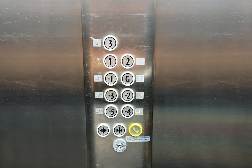 Elevator weight limit sign showing capacity and persons