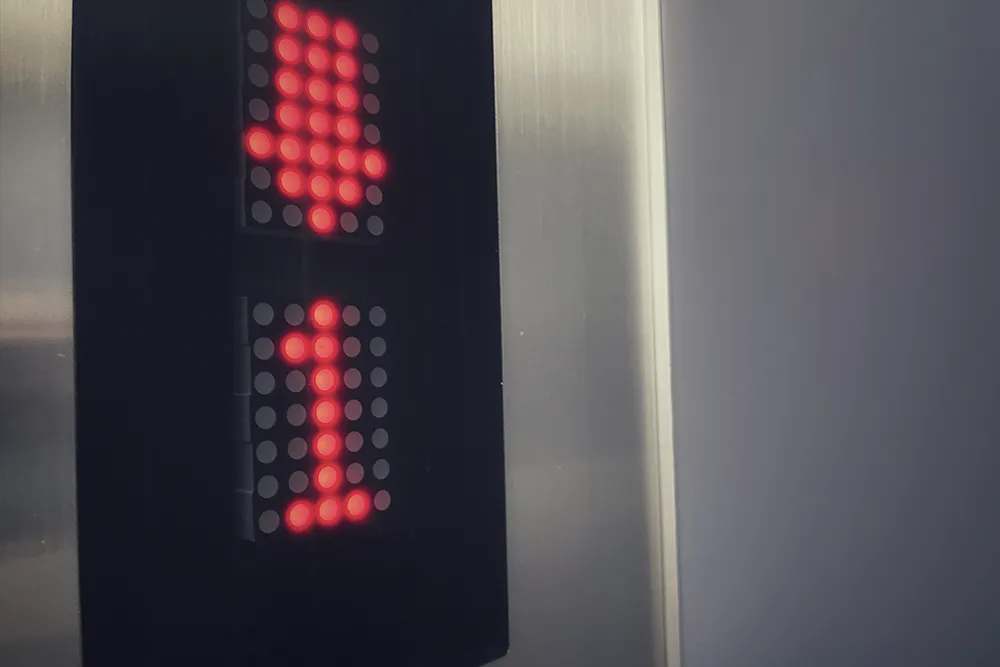 Elevator panel with overload warning related to weight limit